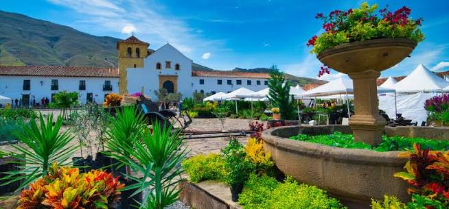 Plaza Mayor de Villa de Leyva con su iglesia y jardines